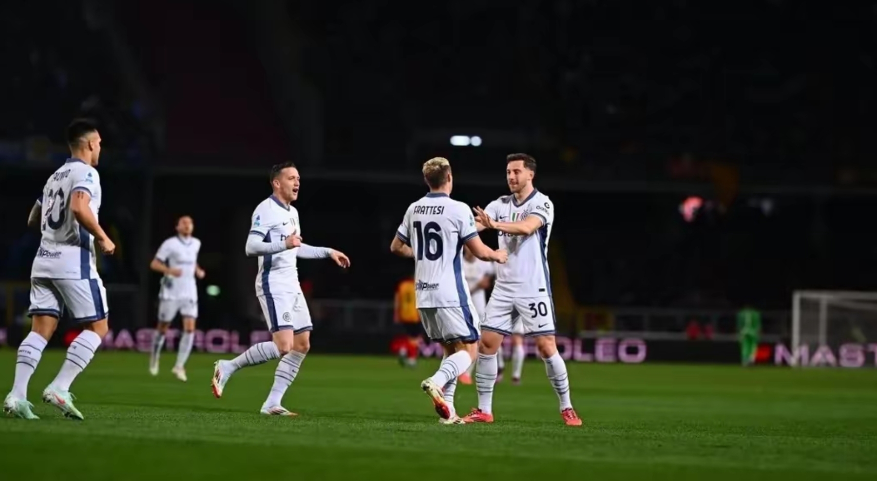 包含意甲前线对决,比分2-2,明星前锋各贡献一球,场均运球成功率85%的词条 包含意甲前线对决,比分2-2,明星前锋各贡献一球,场均运球成功率85%的词条