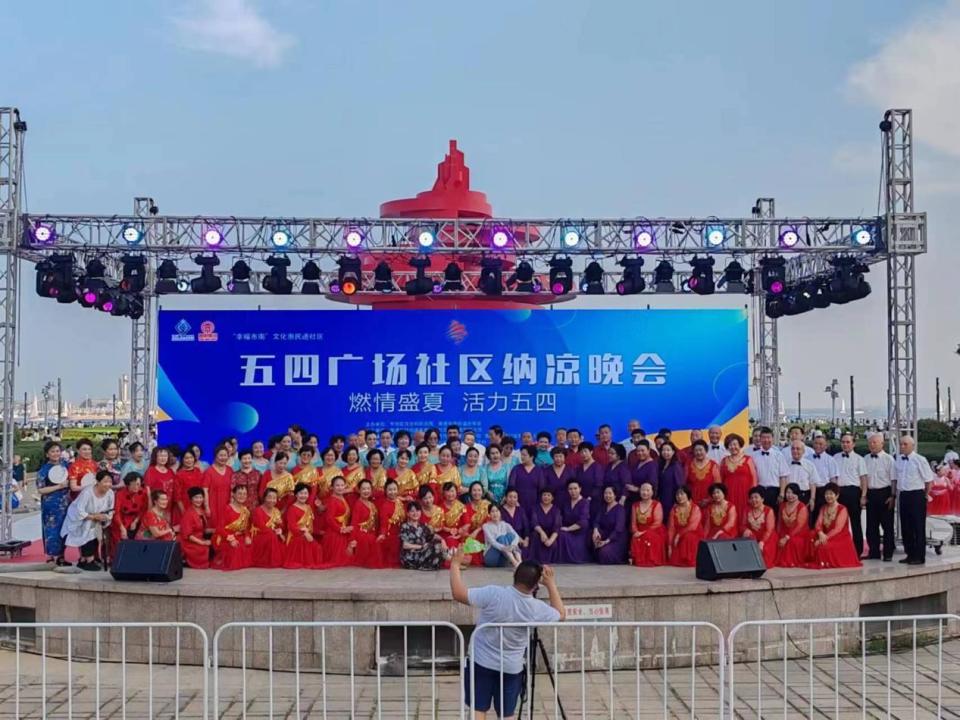 现场气氛火热：观众鼓掌欢呼不断，比赛氛围浓厚！的简单介绍